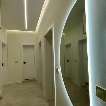 Modern Light Heaven In Center - 2br Ap Warna